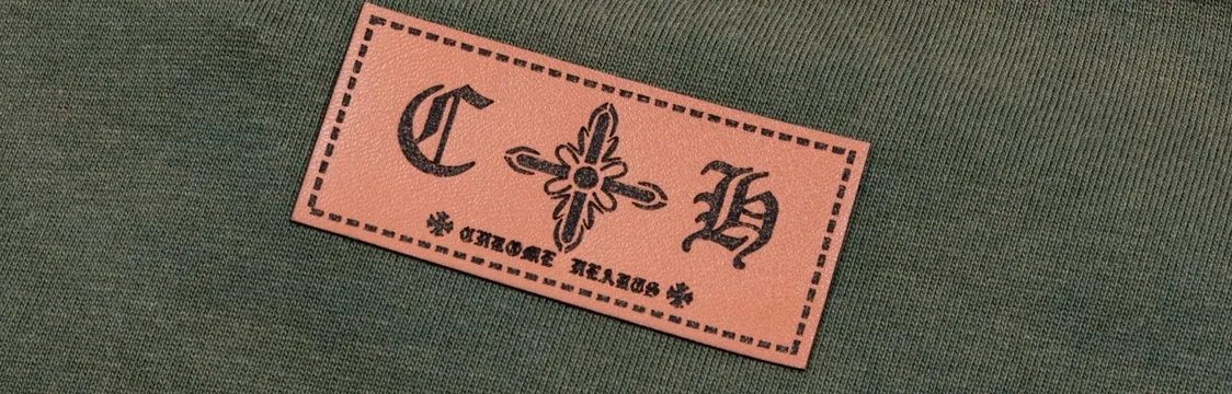 P220 CHROME HEARTS LoGo is fashionable and elegant, with dropped shoulders. The fabric is made of 26s double-yarn combed cotton compact spinning yarn with a weight of 280. It is matched with 1*1 Salona rib. The fabric is fermented and has a loose fit. Color: dark green (washed with holes) size: S～XXL